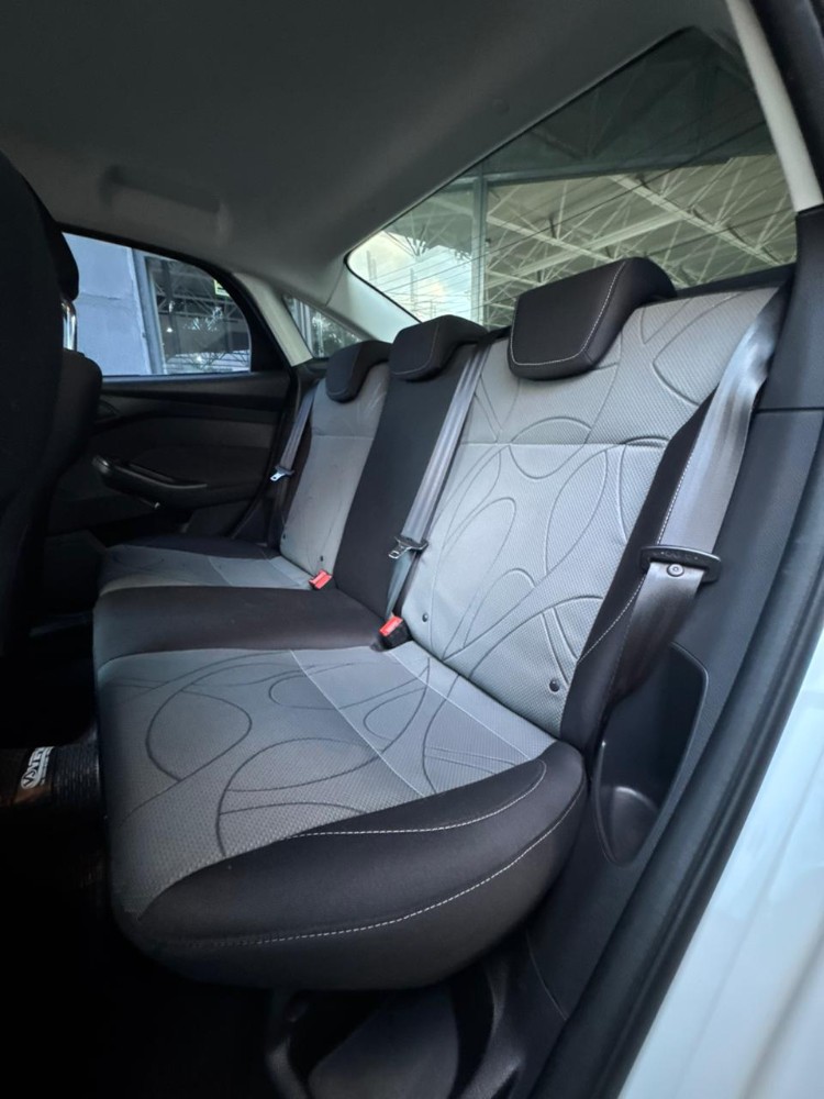 Ford Focus 1.6 S SEDAN — foto 17